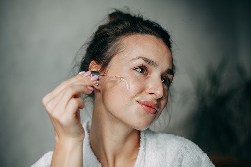 Discover the Power of Serums and How They Can Help Reduce Acne Scars